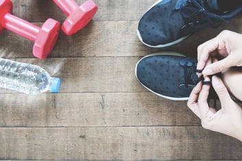 active-female-hand-with-sport-and-working-out-equipments-flat-lay-on-wooden-floor_1428-332.jpg